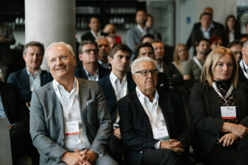 Menschen im Publikum schauen zur Bühne